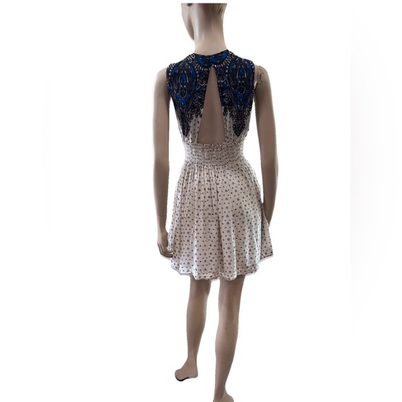 Elegant Blue and White Women's Dress - Picture 4 of 16